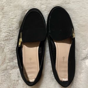 Black Andiamo women’s loafers with gold detail, size 7.5